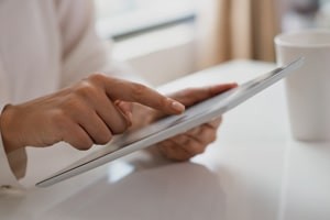 کتاب الکترونیکی، تاریخچه، مزایا و معایب
